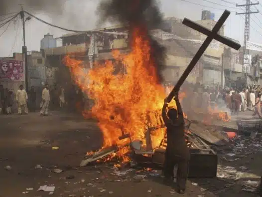 musulman-destruyendo-una-cruz